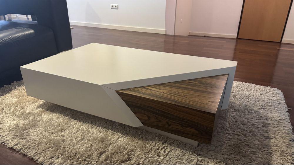 Mesa de centro em madeira castanho e branco