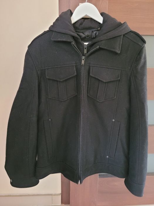 Czarna kurtka jesienna Guess rozmiar M