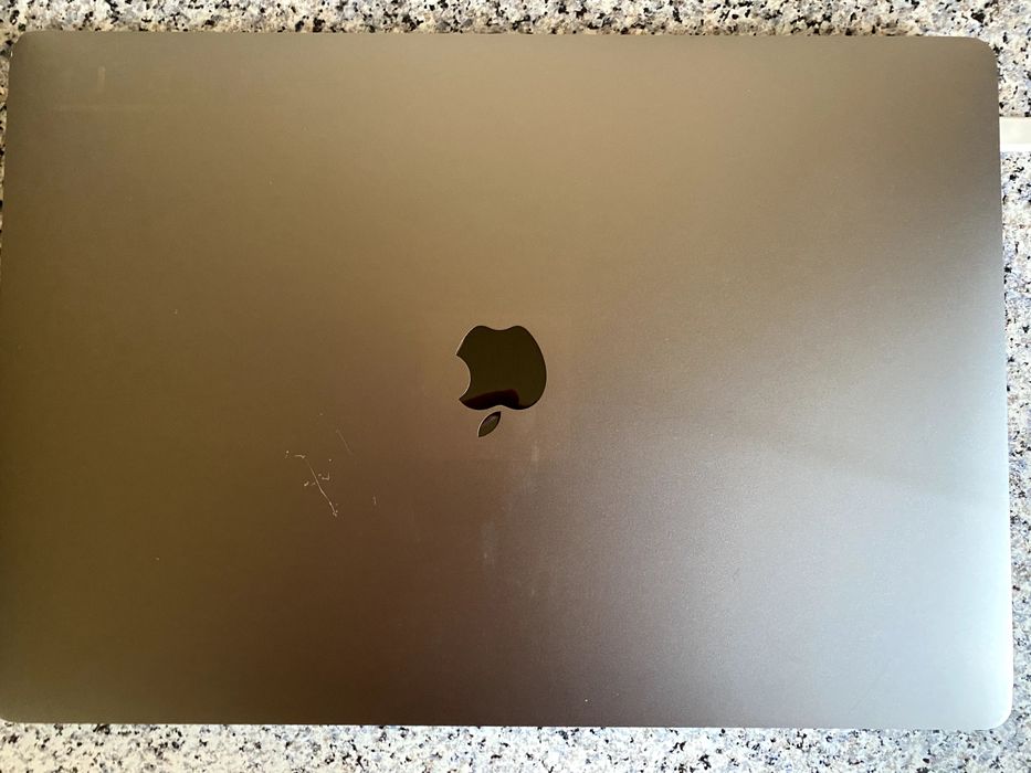 Macbook pro 2017 15 inch core i7 2.9ghz 16gb ram 512gb ssd