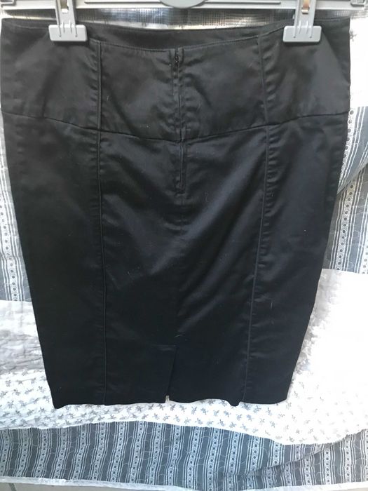 Czarna ołówkowa spódnica z karczkiem