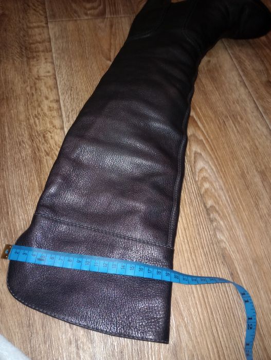 Кожаная ботфорты на каблуку