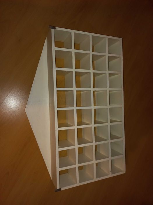 Estante Parede Quadriculada