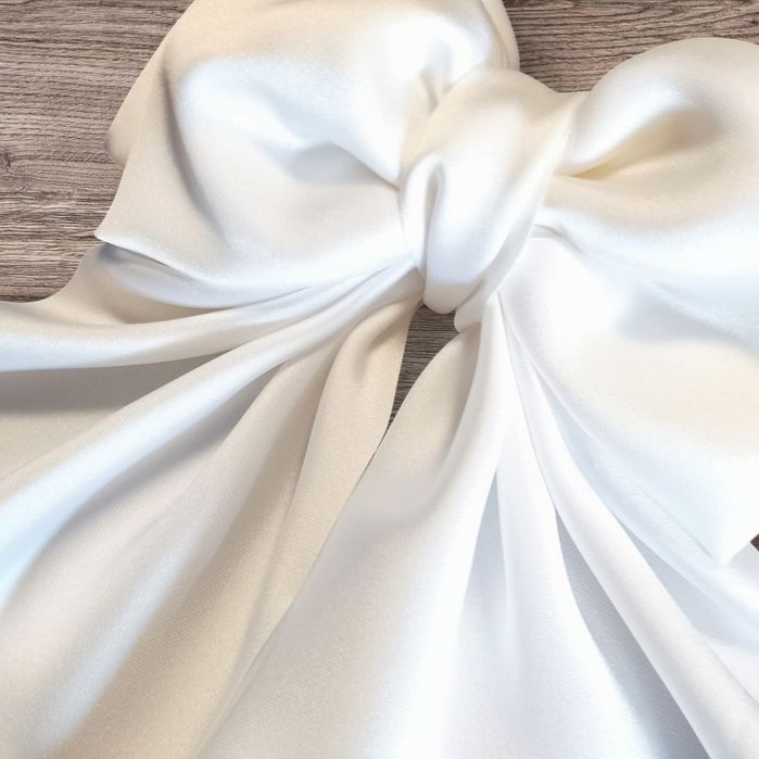 Ніжний бант ручної роботи для волосся. Аксесуар для свят та фотосесій