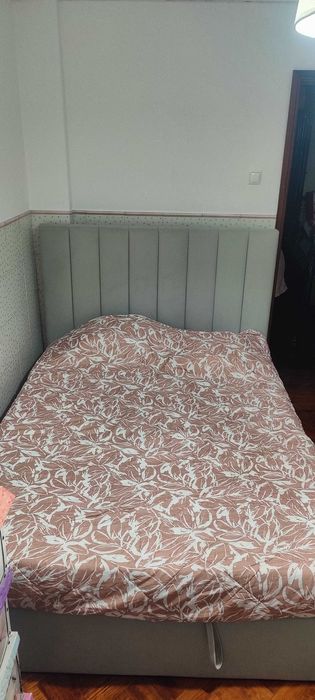 Cama inclui cabeceira e colchão