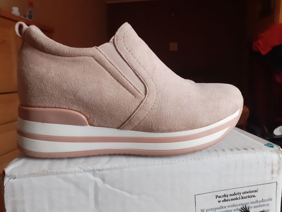 Buty na koturnie r.37 pudrowy róż