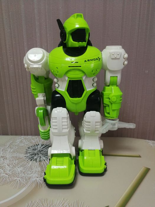 Робот ходить, підіймаються і опускаються руки, крутиться гвинт, звук.