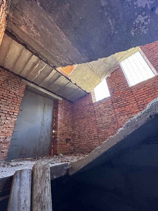 Будинок біля центрального озера м. Надвірна