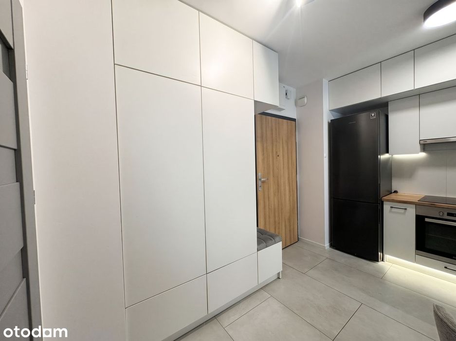 Bezpośrednio, duży balkon, komórka, miejsce postojowe - do wejścia