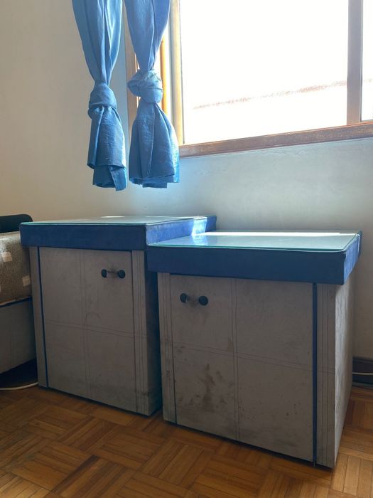 Cama de solteiro com mesinhas de cabeceira