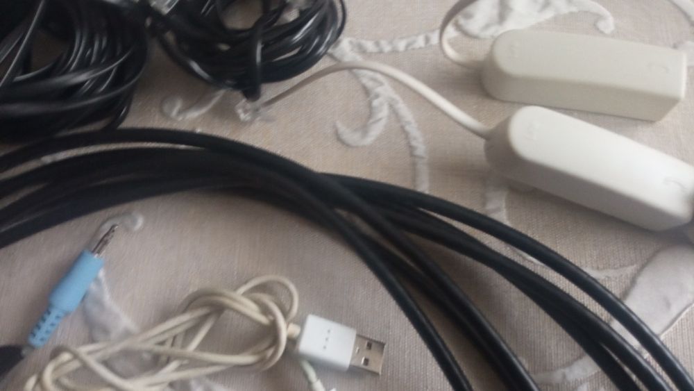 Kable, przewody widoczne na zdjęciach