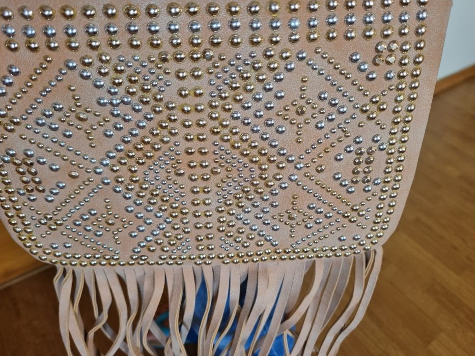 Mala Couro Sintético Bege com Padrão/Tachas douradas e prateadas e franjas