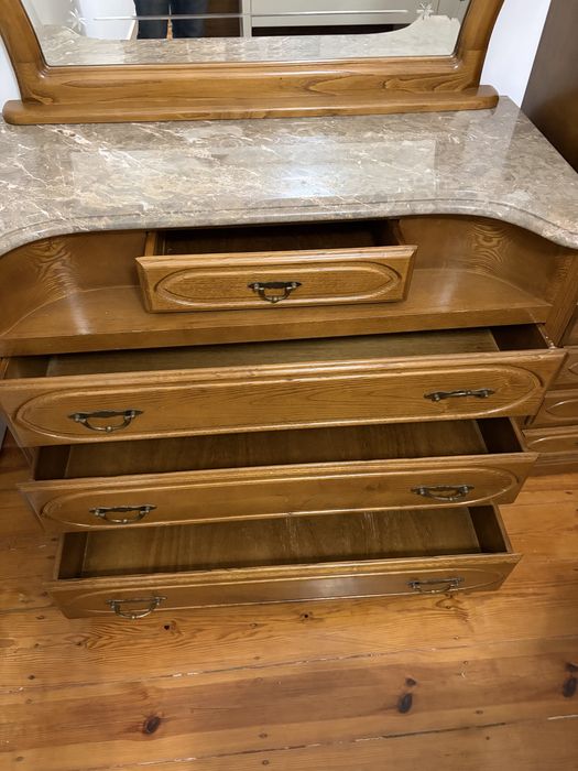 Cómoda vintage madeira com tampo mármore e espelho