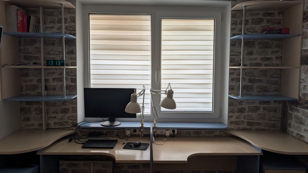 Стіл для двох з полицями тумбами

Продаю зручний двомісний письмовий/р