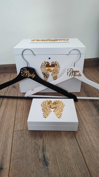 nowe białe pudełko na obrączki koperty wieszaki ślub wesele złote