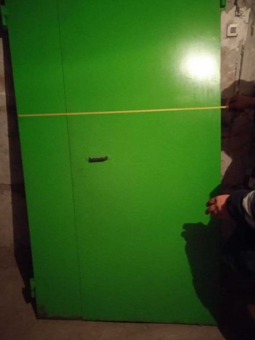 Вхідні двері залізні двері.