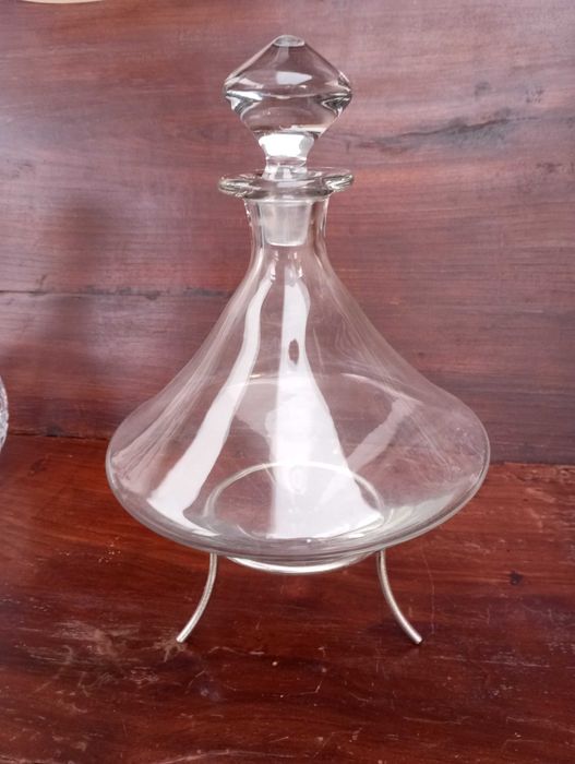 Frascos e garrafas em vidro e cristal