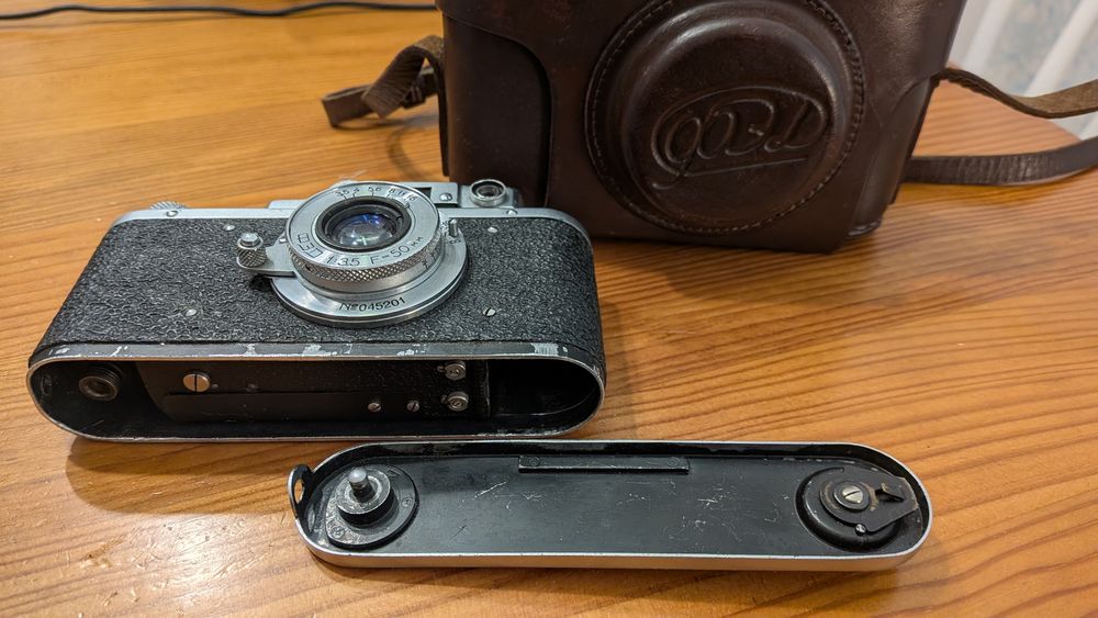 FED-1 – Câmera Analógica com estojo original [Leica II]