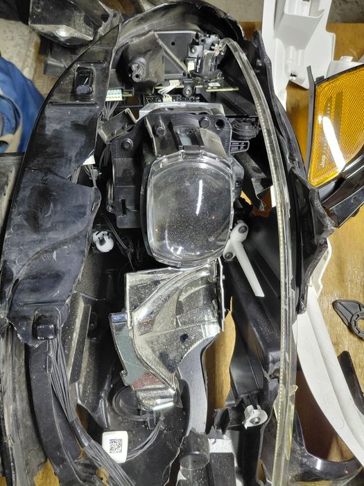 Правая фара  на jeep cherokee 2019г повреждена