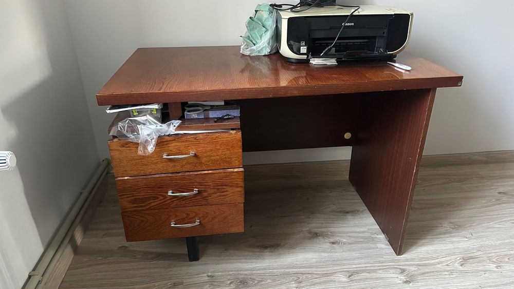 Віддам безкоштовно письмовий стіл та стільці під реставрацію