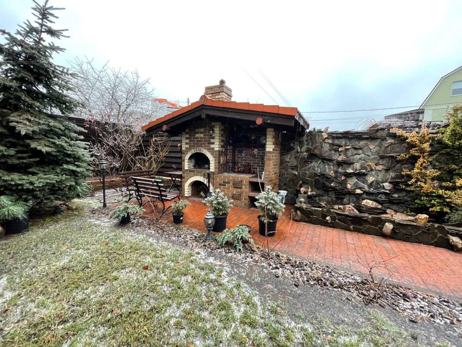 Неймовірний , великий таун хаус з гаражем.