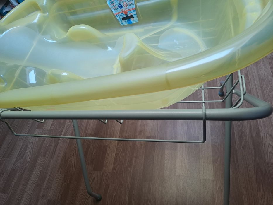 Banheira de bebé com suporte dobrável – como nova