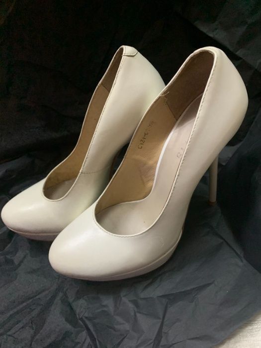 Туфлі жіночі шкіряні білі Startys