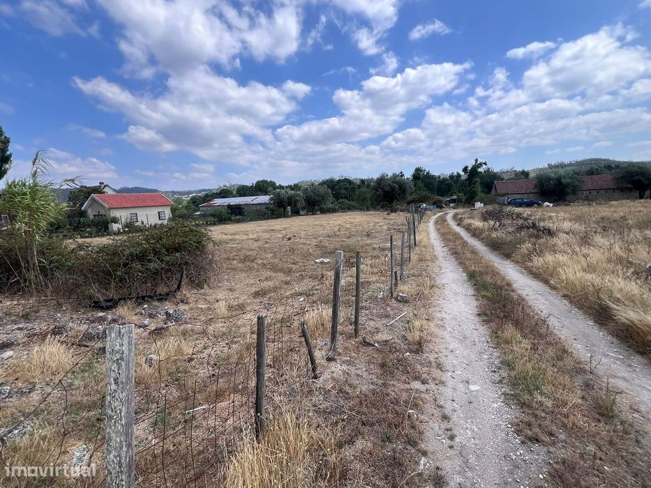 Vende-se Moradia á Entrada de Ourém- Grande Oportunidade