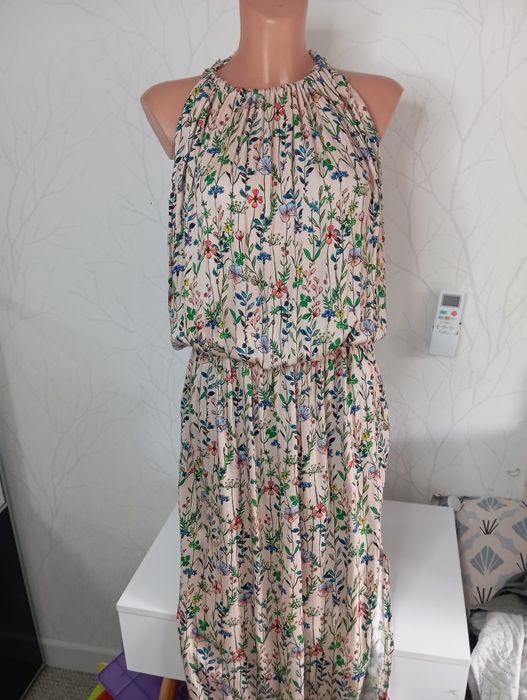 Sukienka w łąkowe kwiaty