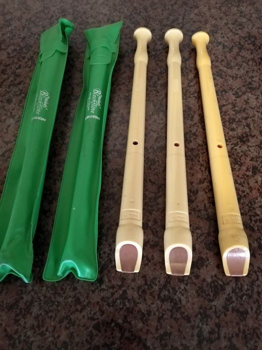 Flautas musicais e harmónica de criança