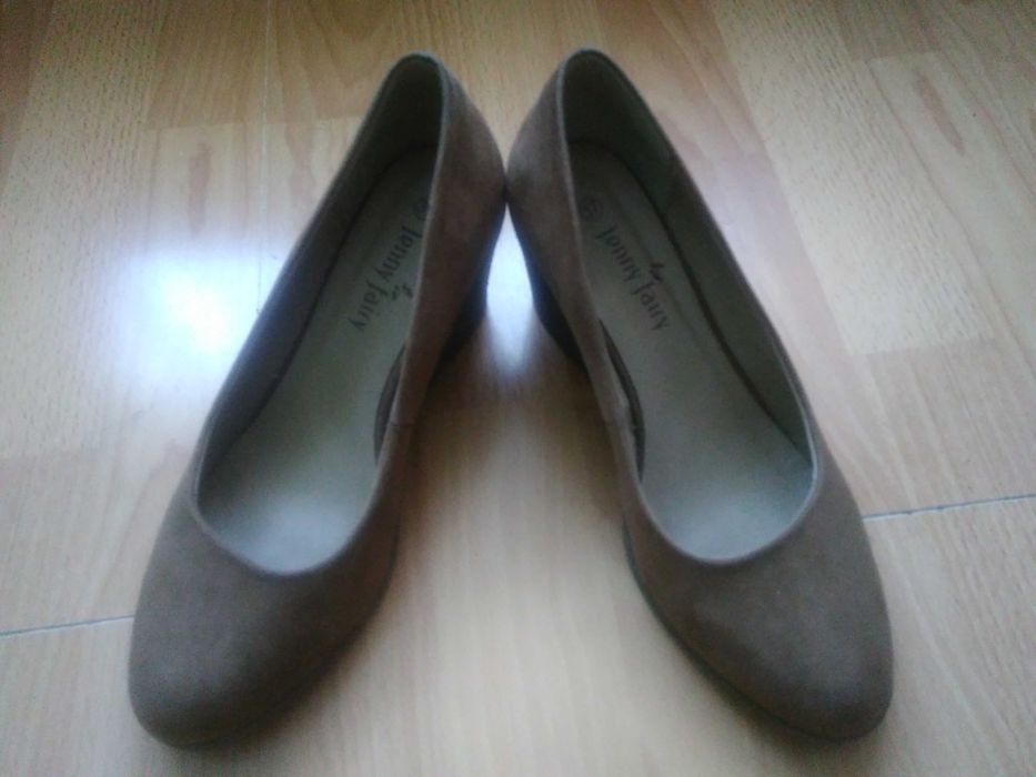 Buty zamszowe na koturnie