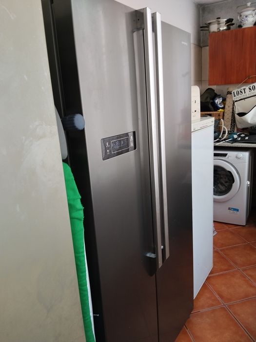 Frigorífico Side-by-Side da Confortec (estilo americano, com duas portas verticais), em inox.