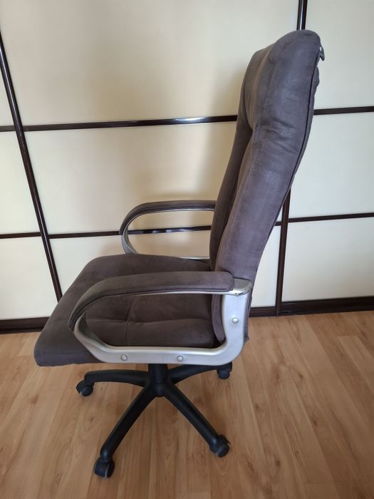 Продам офісне крісло