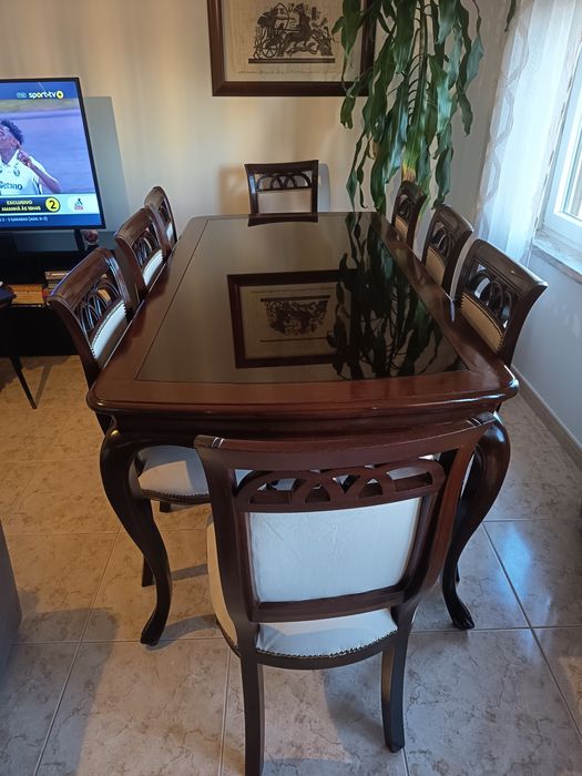 Mesa de sala com 8 cadeiras
