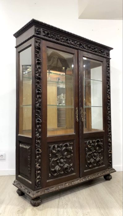 Armário / vitrine Renascença.