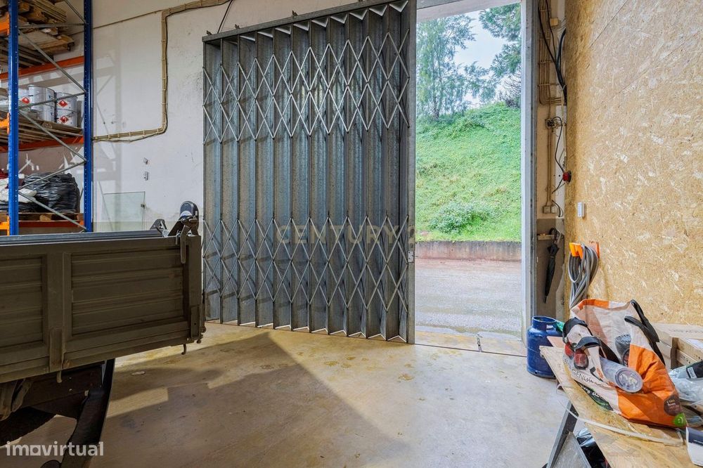 Armazém com 288m² | Pé-direito de 7m | Quinta Gonçalo José – Setúbal