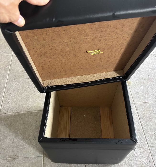 Puff preto com arrumação