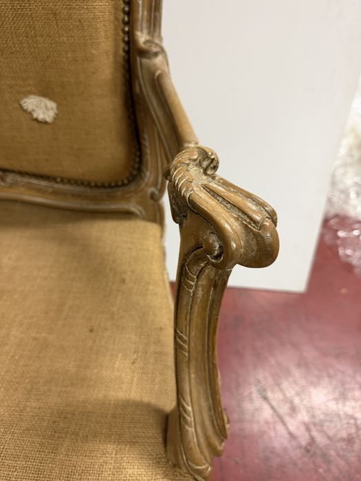 Cadeirão Bergère estilo Luís XV em madeira maciça