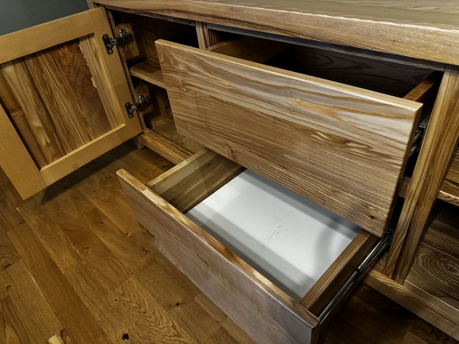 Szafka RTV z litego jesionu – styl kolonialny – indywidualny projekt