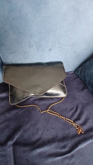 elegancka, czarna kopertówka damska.