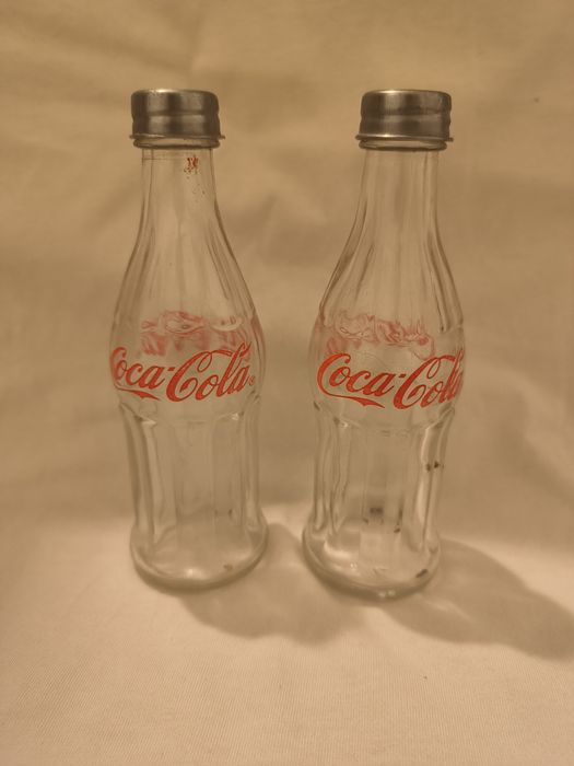 Mini réplicas de garrafas Coca-Cola (saleiro e pimenteiro)