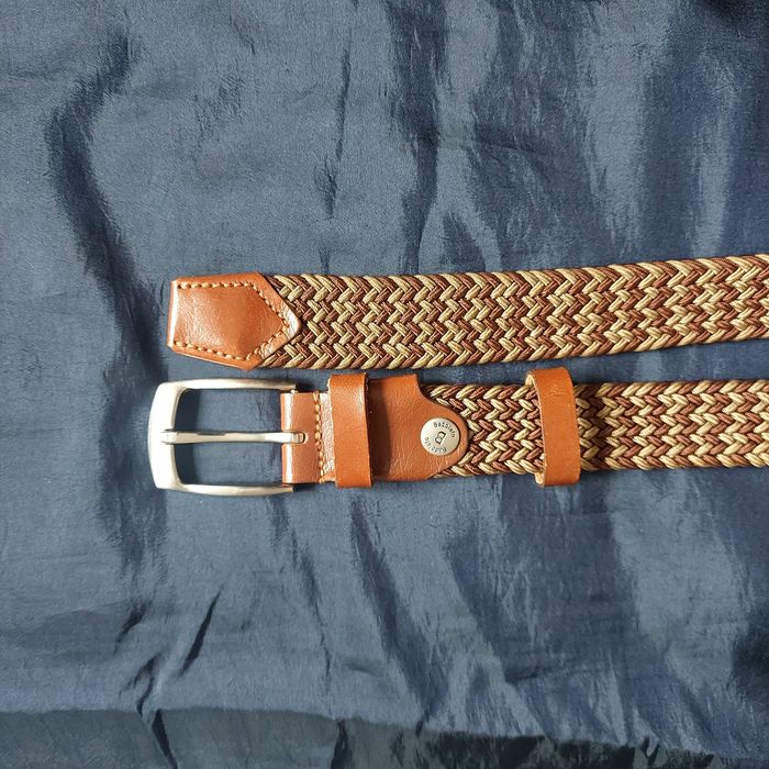 Плетеный эластичный ремень с кожаными вставками.