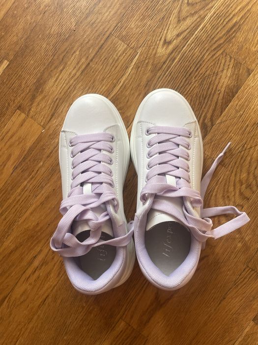 Нові кожані жіночі кросівки ESTRO р.36