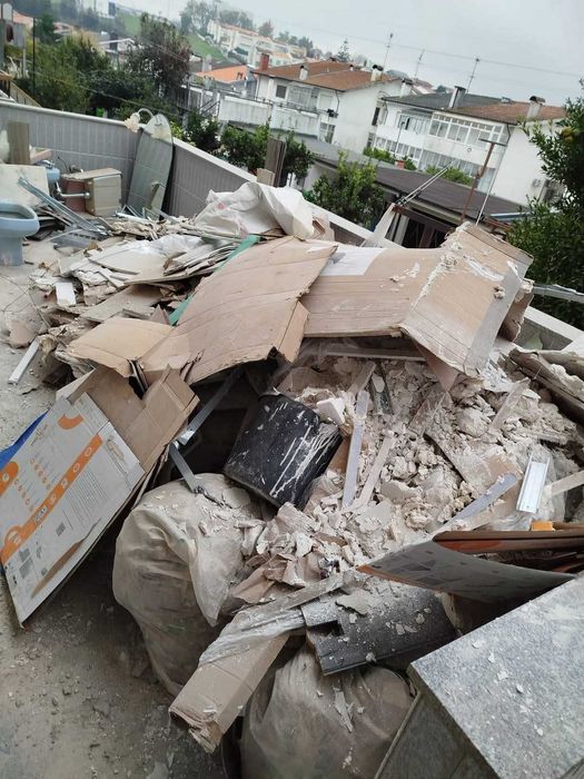 Remoção de entulhos lixos madeiras entre outros serviços