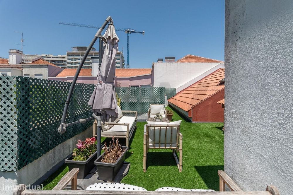 Apartamento T3 com sótão e terraço de utilização exclusiva - Av. de Ma