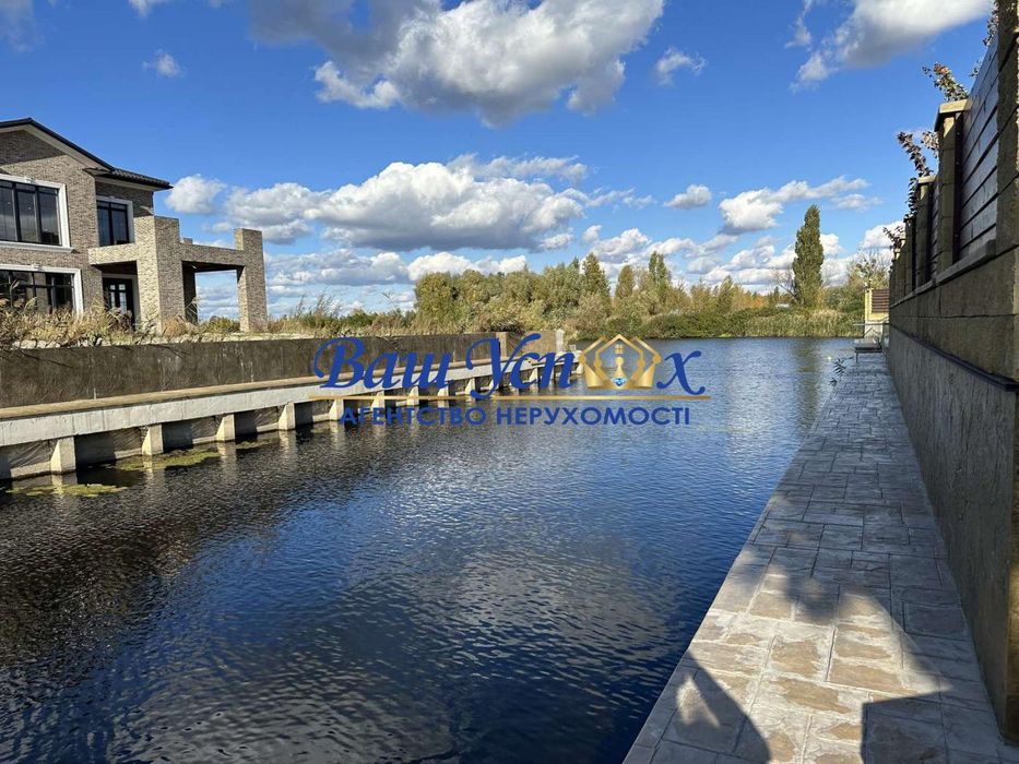 Продам будинок в містечку з виходом на річку Дніпро. Дамба