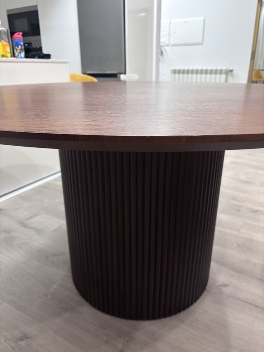 Mesa em madeira cor nogueira