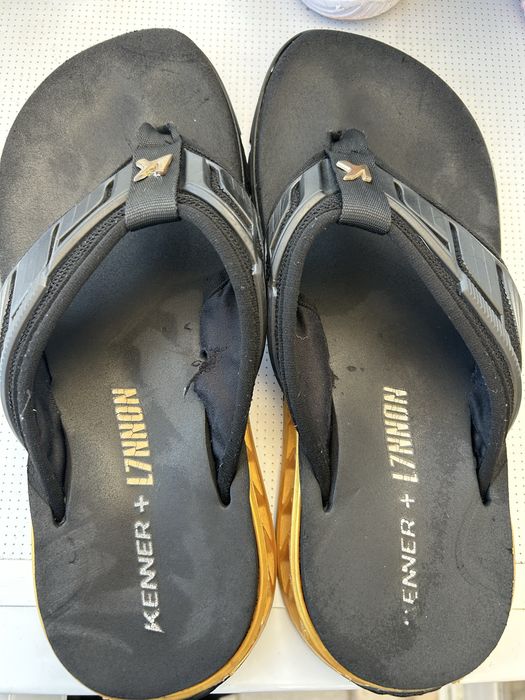 Chinelo kenner L7 dourado e pretl