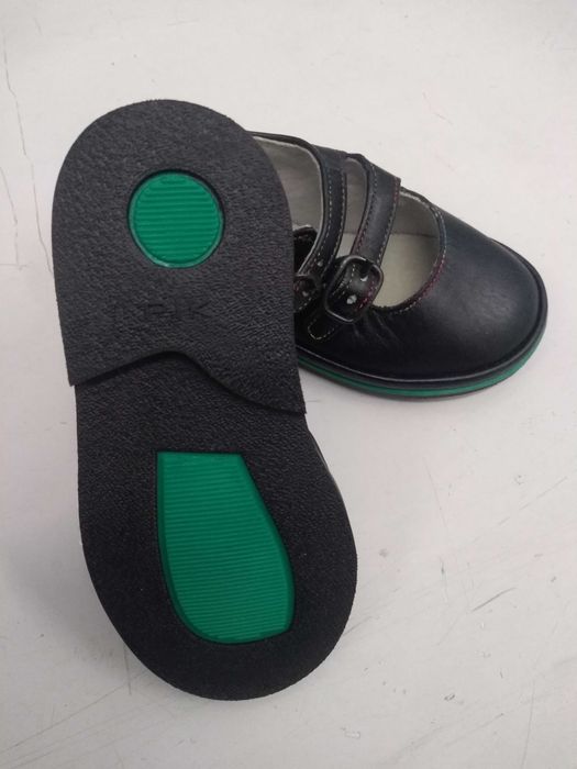 Sapatos clássicos de menina - Artigo novo
