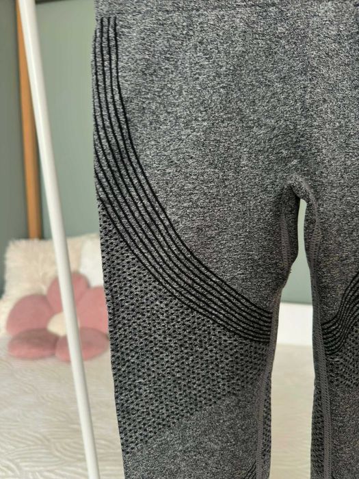 Piękne szare legginsy podkreślające sylwetkę