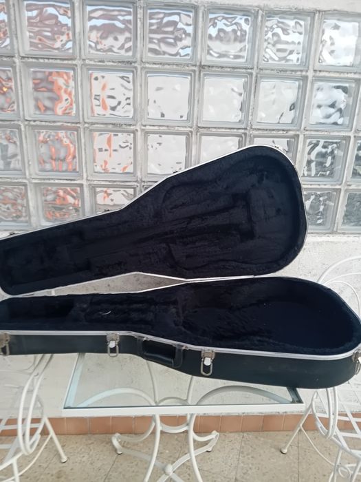 Case de guitarra danificada